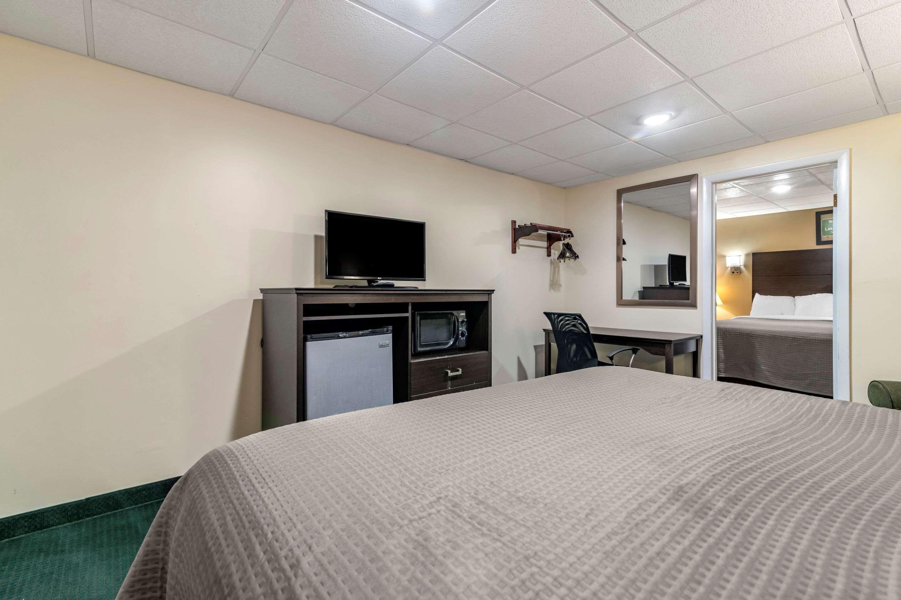 Rodeway Inn Lake George Outlets 외부 사진