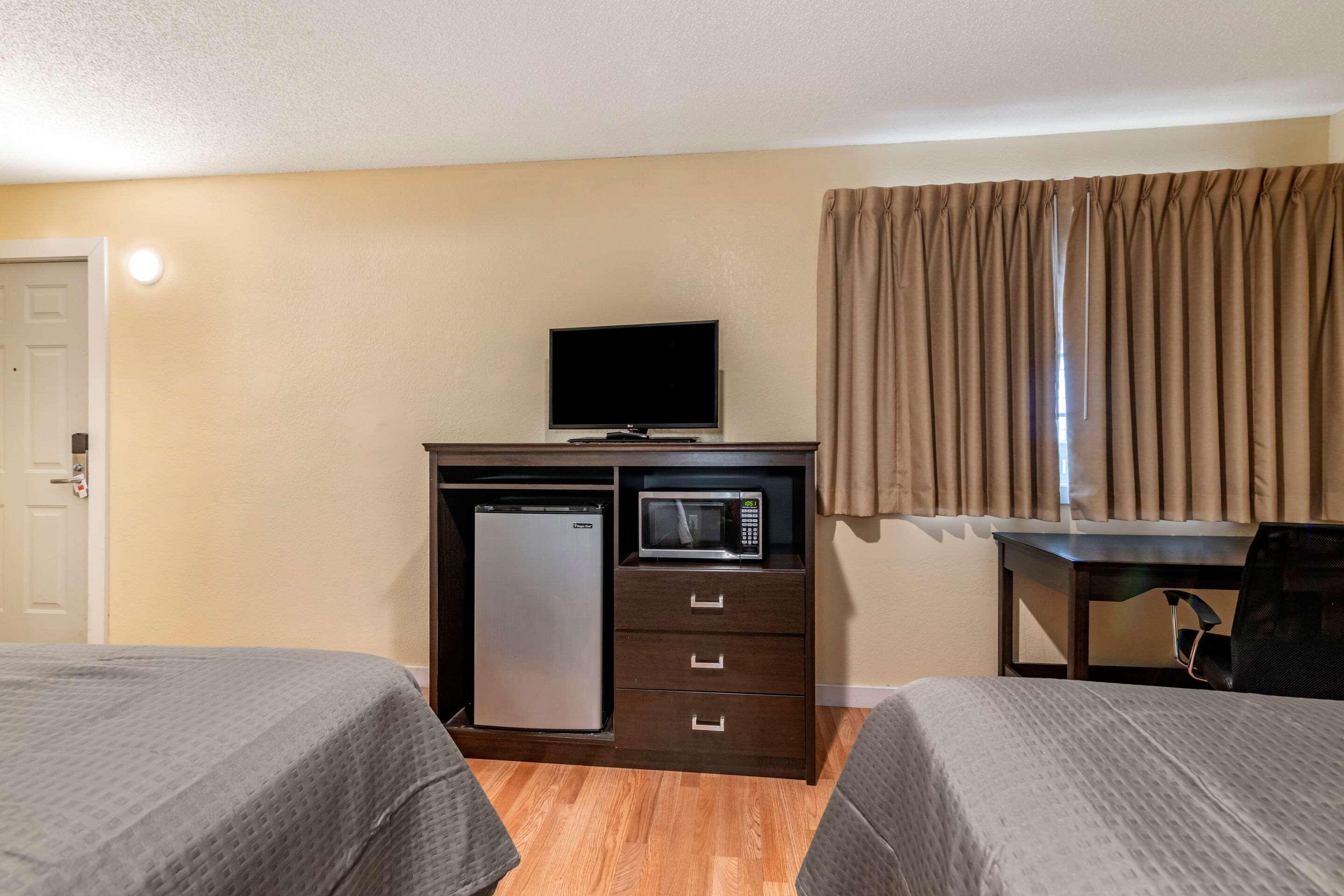 Rodeway Inn Lake George Outlets 외부 사진