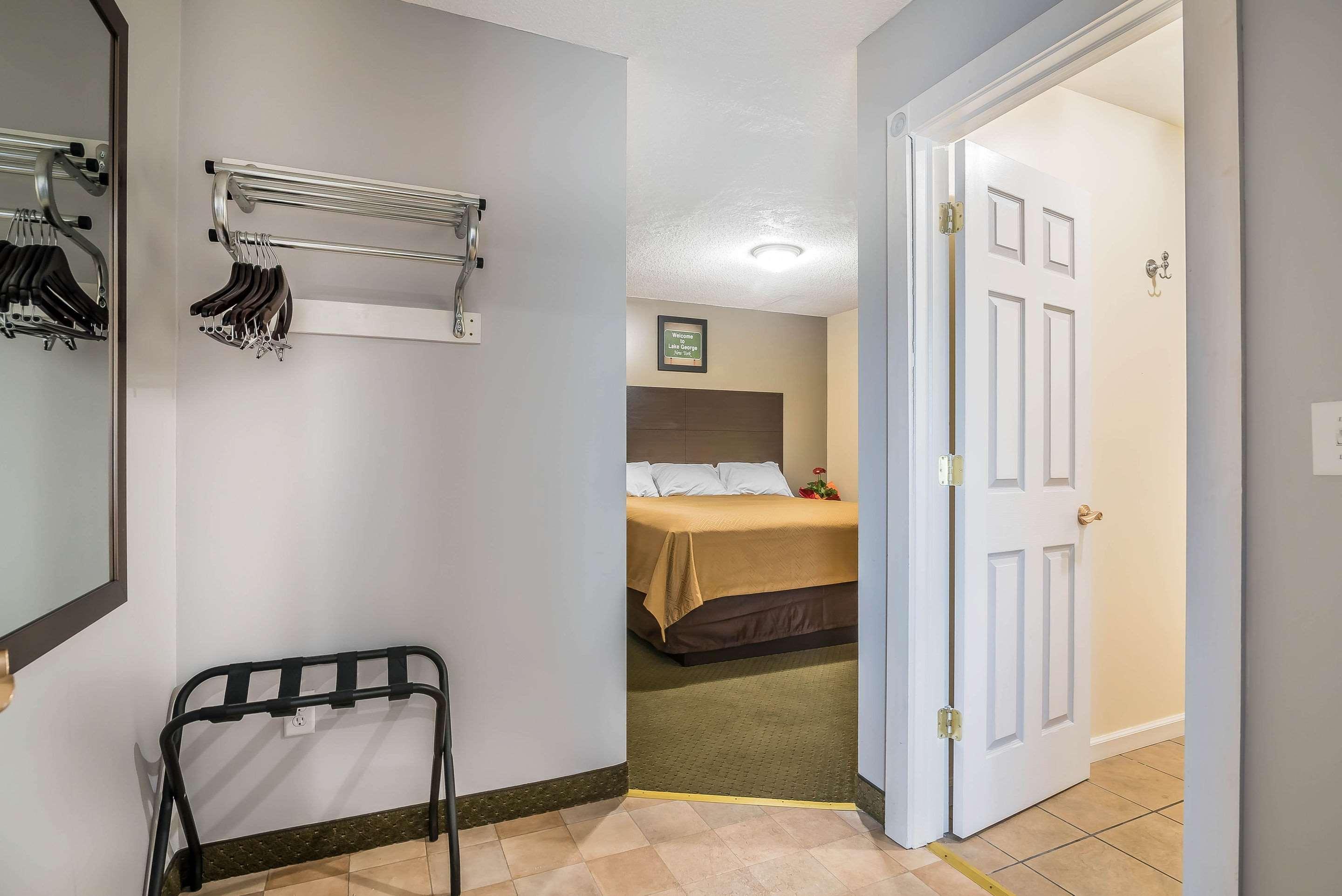 Rodeway Inn Lake George Outlets 외부 사진