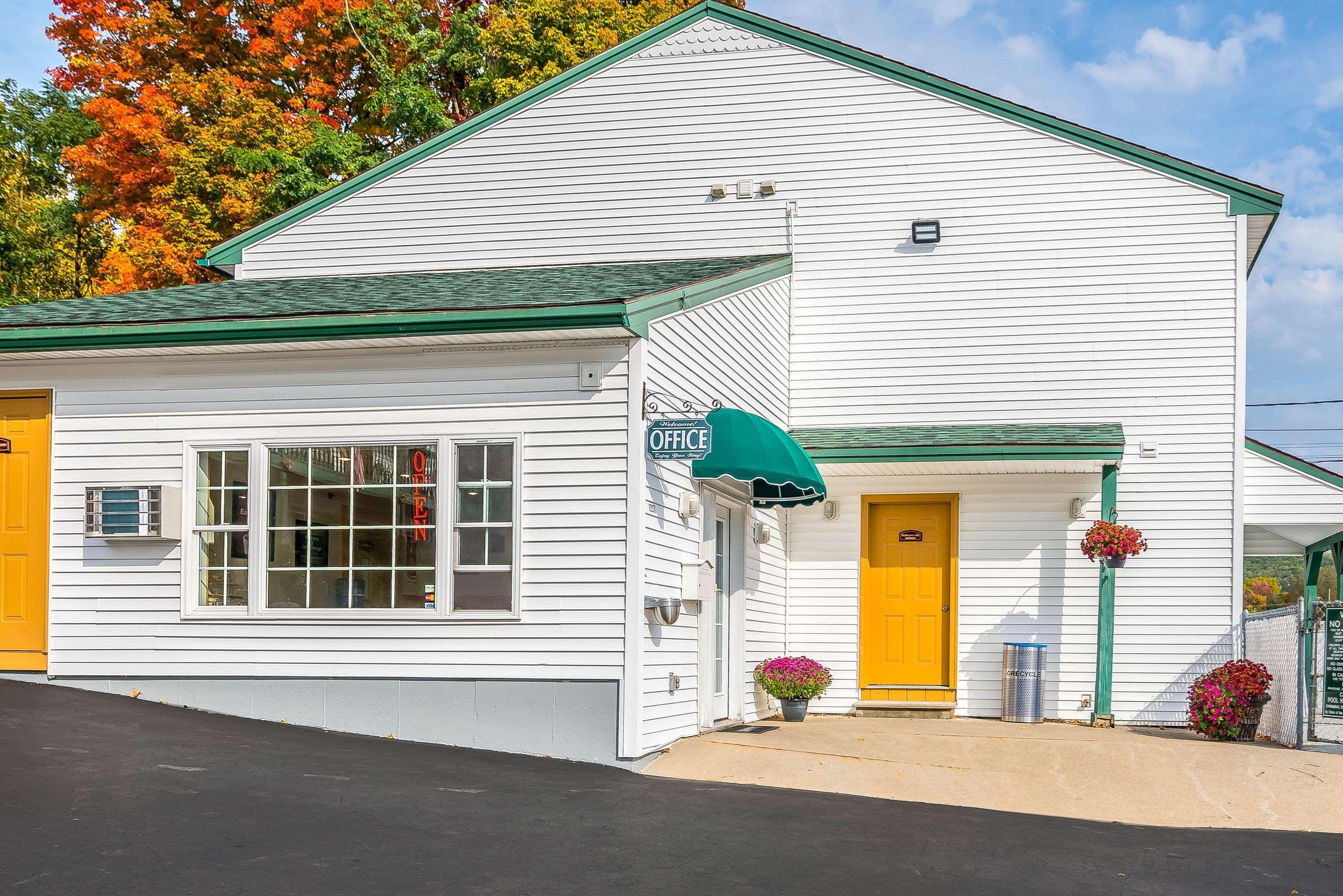 Rodeway Inn Lake George Outlets 외부 사진